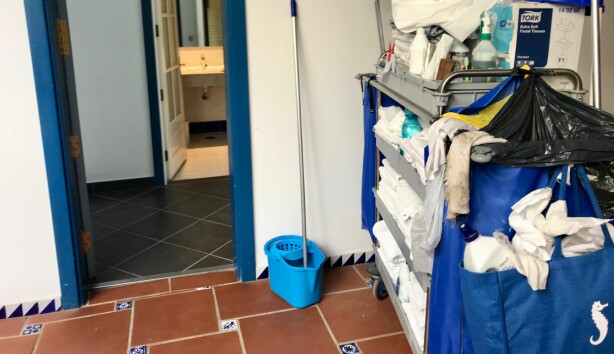 Hotellgjesten sovnet i dusjen - må betale sjokkregning